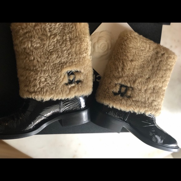 Authentic pair of CHANEL wool lined boots. - Picture 2 of 8
